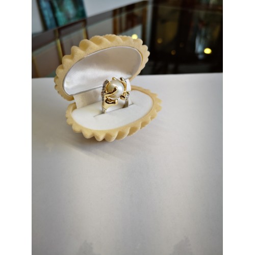 Złoty pierścionek z perłą morską z brylantami