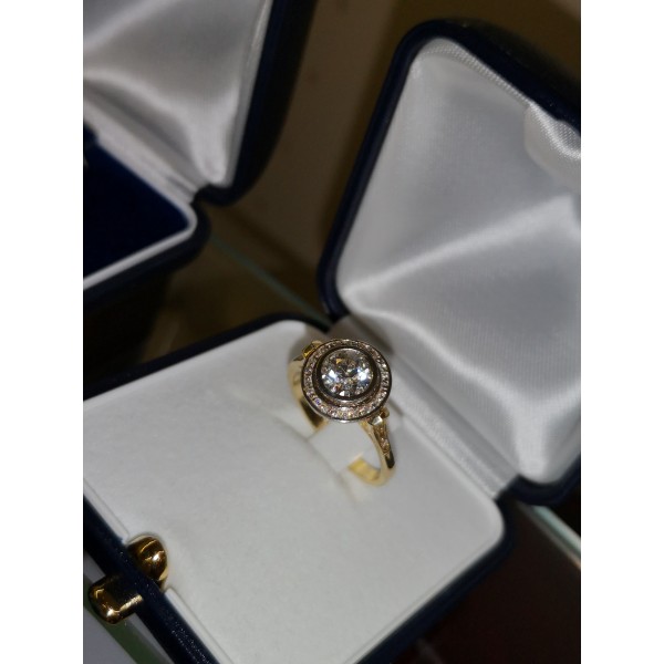 Złoty pierścionek zaręczynowy z brylantami KOD PRODUKTU: GAL 376