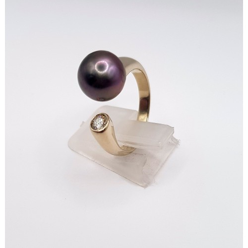 Złoty pierścionek z brylantem i czarną perłą