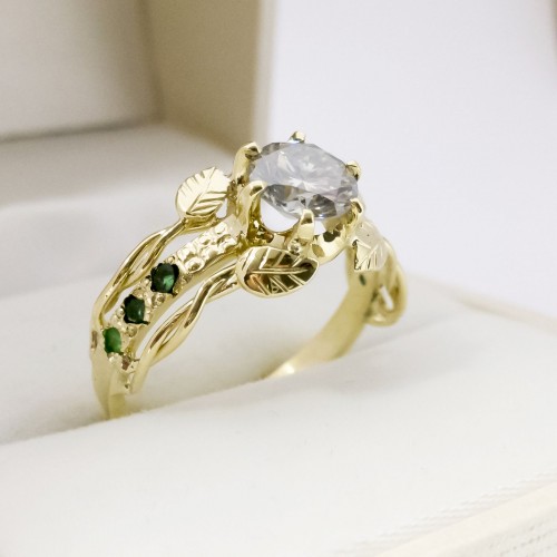 Złoty pierścionek z brylantem i szmaragdami KOD PRODUKTU: GAL 589