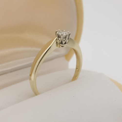 Złoty pierścionek zaręczynowy z diamentem KOD PRODUKTU: PZ 093