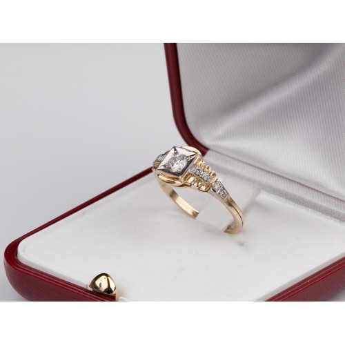 Złoty pierścionek zaręczynowy z diamentami