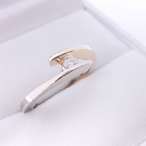 Złoty pierścionek zaręczynowy z białego żółtego złota z brylantem KOD PRODUKTU: PZ 153