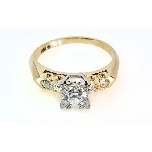 Złoty pierścionek zaręczynowy z brylantami